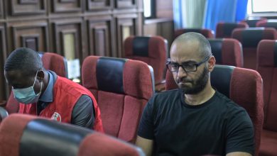 مدیر بایننس با وضعیت جسمی نامناسب در دادگاه نیجریه حاضر شد